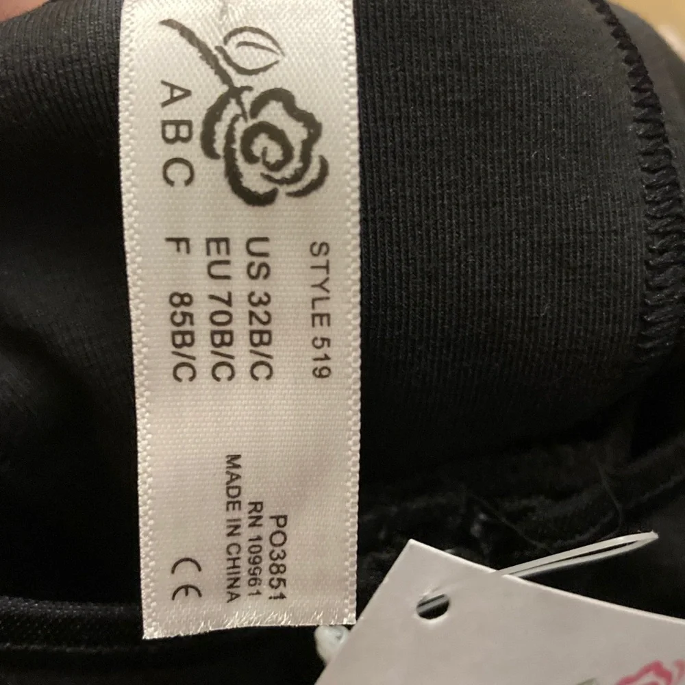 Black Zip-Front‎ Bra 32B/32C NWT